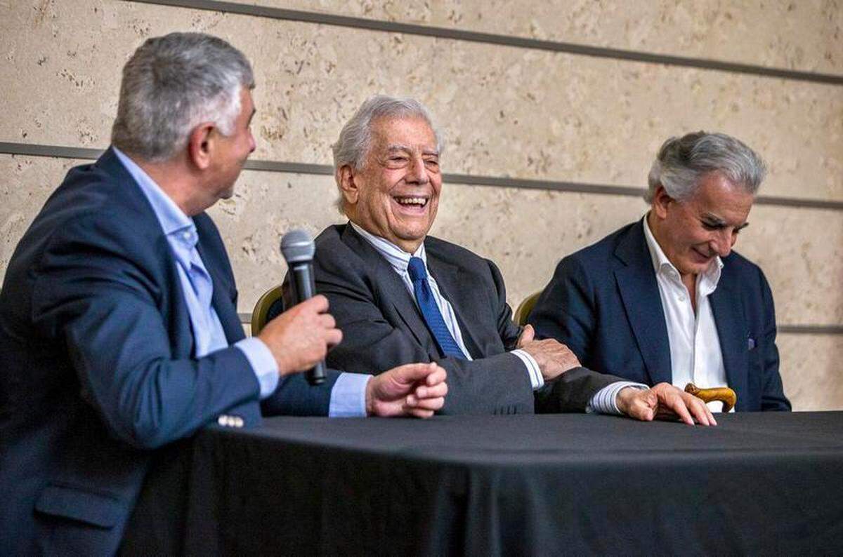 Mario Vargas Llosa, flanqueado por su hijo Álvaro Vargas Llosa (derecha) y Gerardo Bongiovanni, fundador y presidente de la Fundación Libertad en Argentina durante una presentación para anunciar el lanzamiento de la Cátedra Vargas Llosa en asociación con la Universidad de Miami, durante un evento en el Museo de Coral Gables, el jueves 9 de diciembre de 2021.