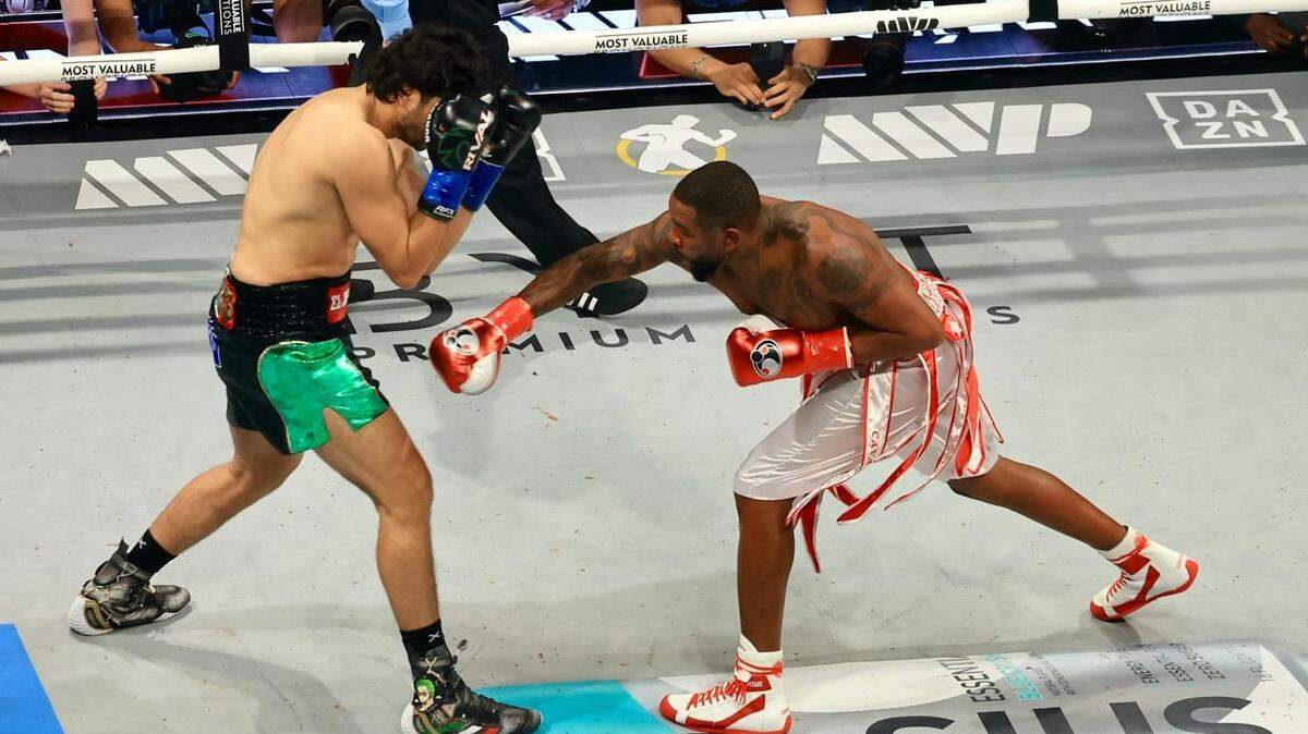 Yuniel Dorticós (der.) golpea en su pelea con el mexicano Gilberto “Zurdo’’ Ramírez, el 28 de junio de 2025 en Anaheim.