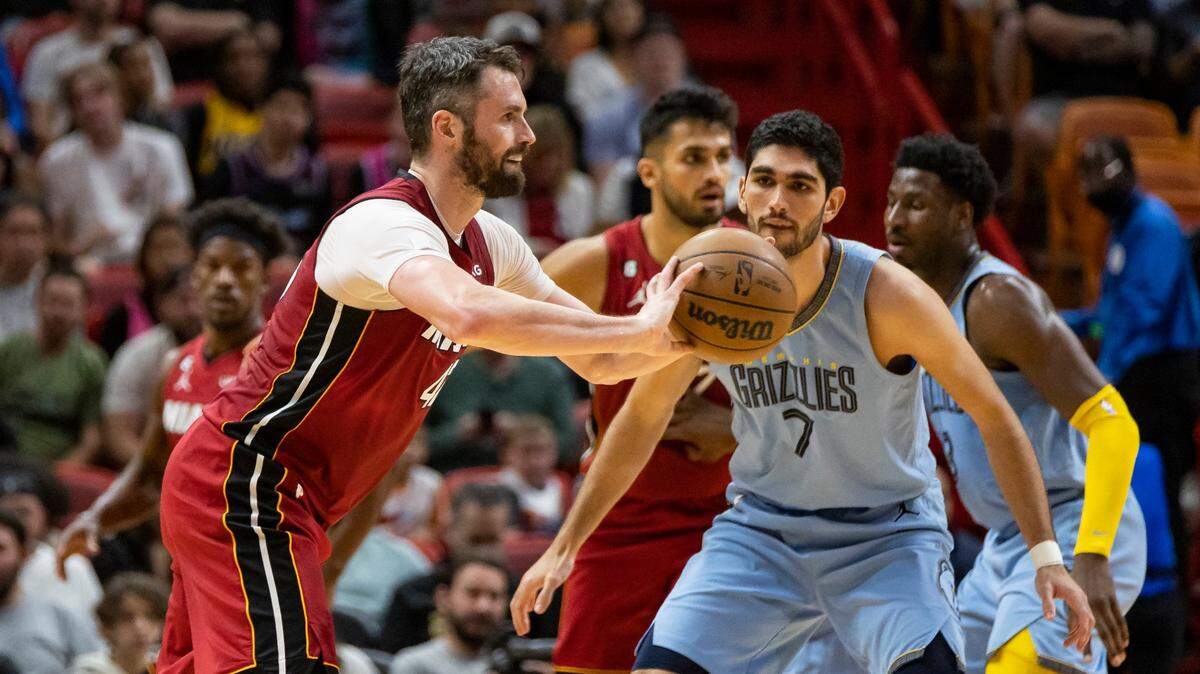 El jugador del Heat Kevin Love (42) pasa la pelota ante la marca de Santi Aldama, de los Grizzlies de Memphis, en el partido celebrado el 15 de marzo de 2023 en Miami.