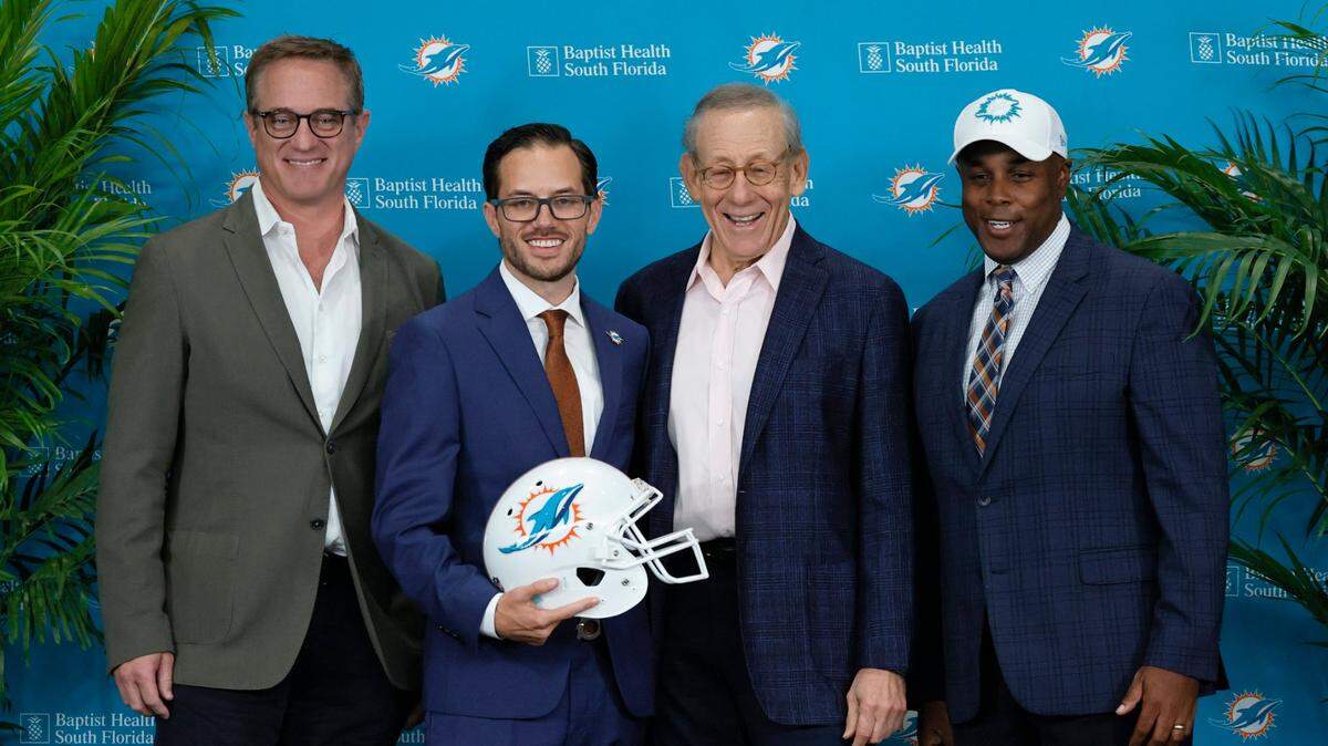 De izq. a der: el vicepresidente y principal ejecutivo de los Dolphins, Tom Garfinkel; el nuevo entrenador Mike McDaniel; el dueño del equipo Stephen M. Ross y el gerente general Chris Grier, el 10 de febrero de 2022 en Miami.