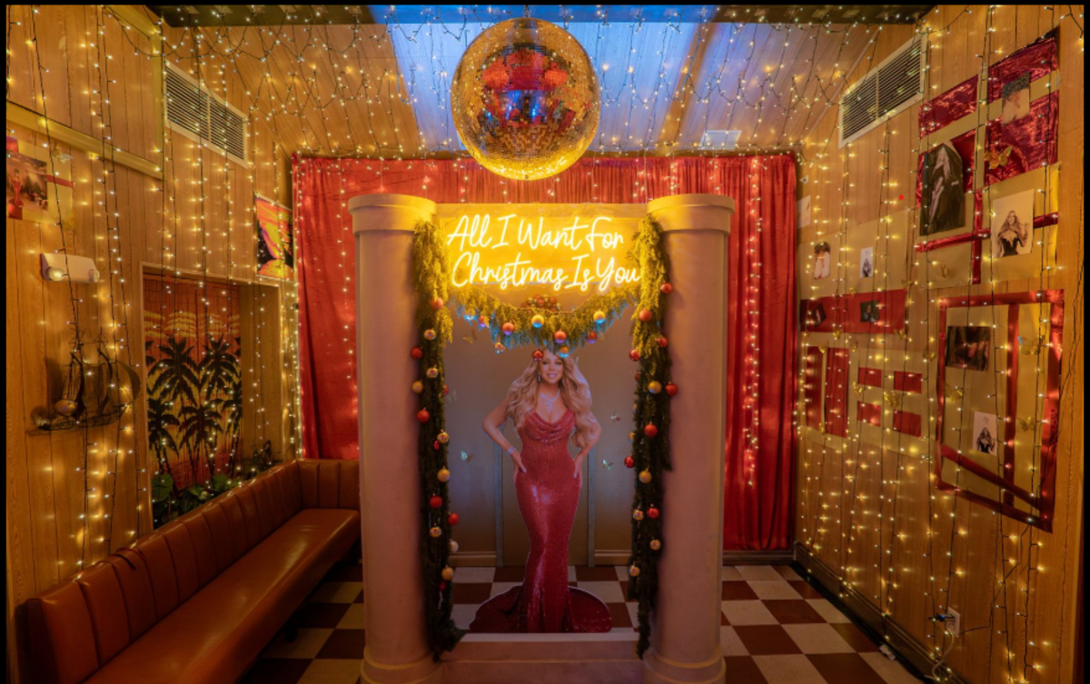 Un sinfín de posibilidades para Instagram te esperan en el Bar Navideño de Mariah Carey, ubicado en el Ray’s Hometown Bar de Miami Beach.
