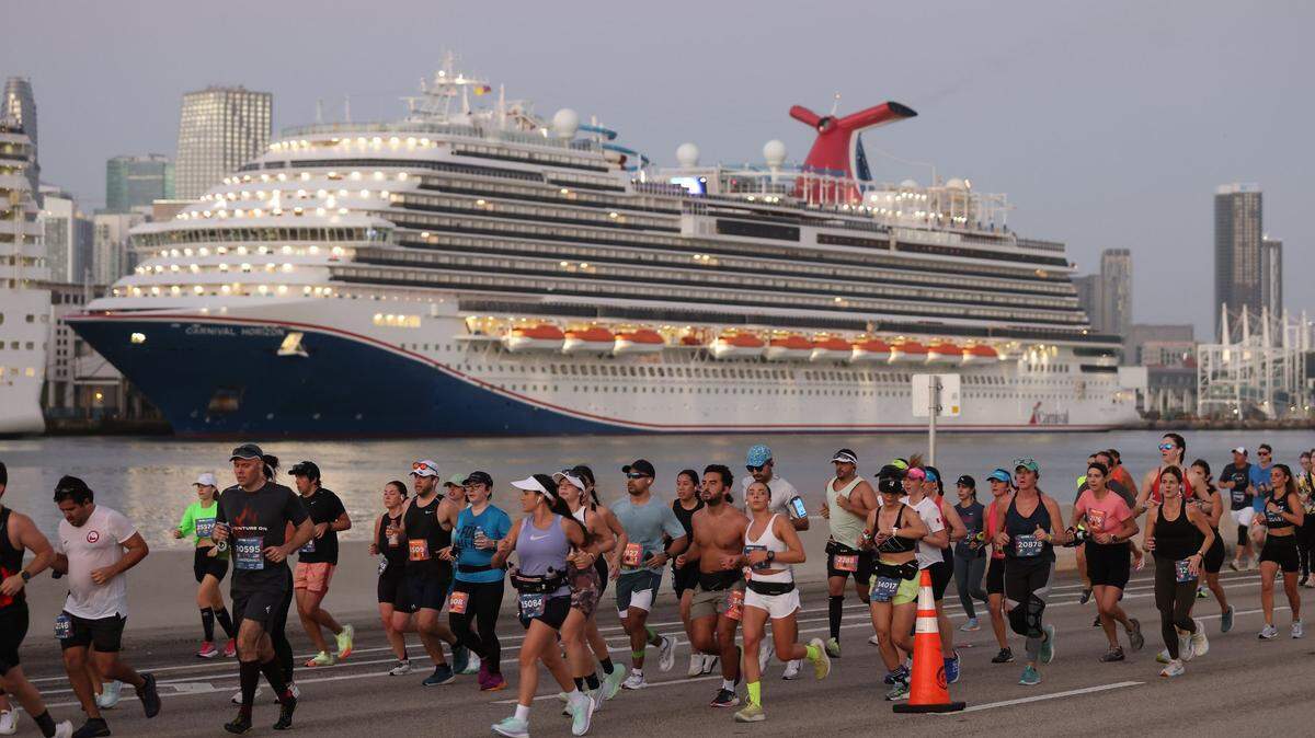Cerca de 20,000 corredores participaron en la XXII edición del Life Time Maratón y Medio Maratón de Miami, disputada el domingo 28 de enero.