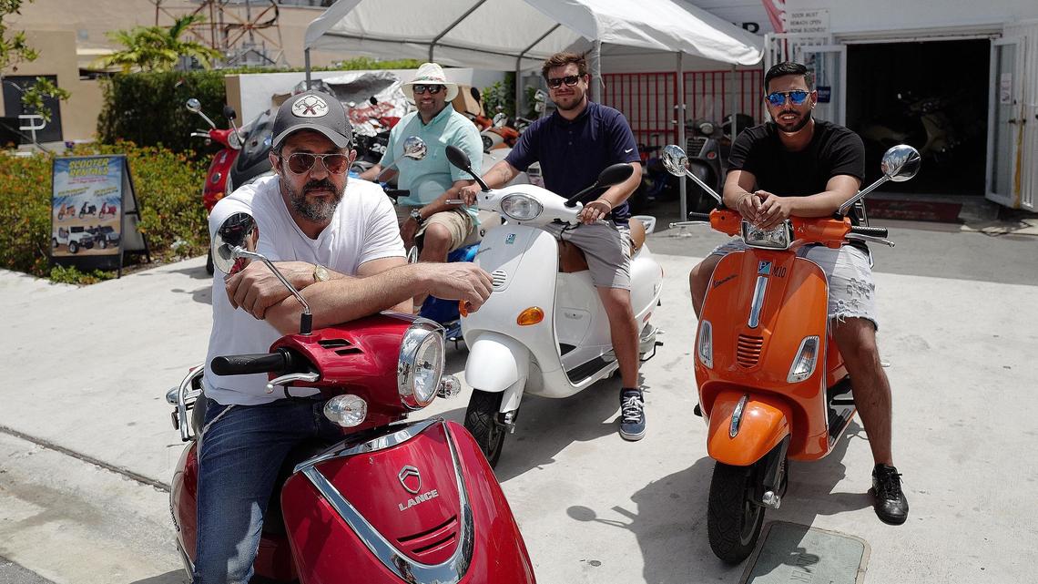 David Buzaglo (frente, izq), dueño de Beach Scooter Rentals en Miami Beach, con (atrás de izq. a der) Jason Chute, Anthony V. Melvin and Gil Nahmani.