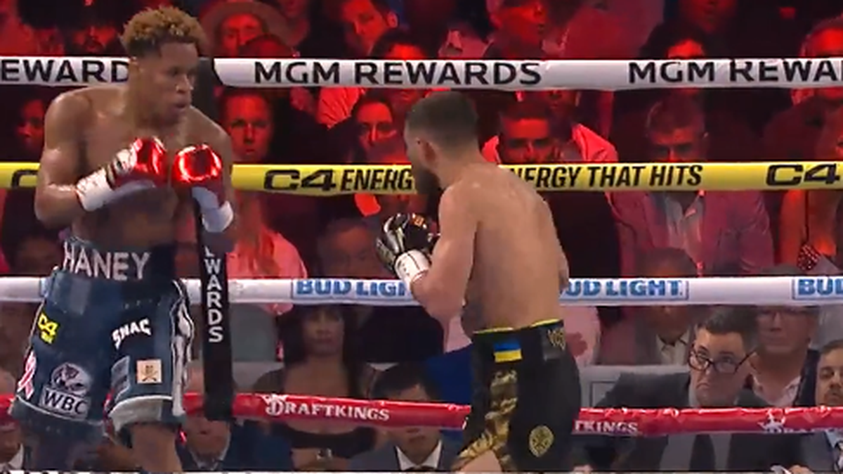 Devin Haney retiene sus títulos ante Vasyl Lomachenko, pero la afición abuchea el resultado y vuelve a gritar robo en Las Vegas.