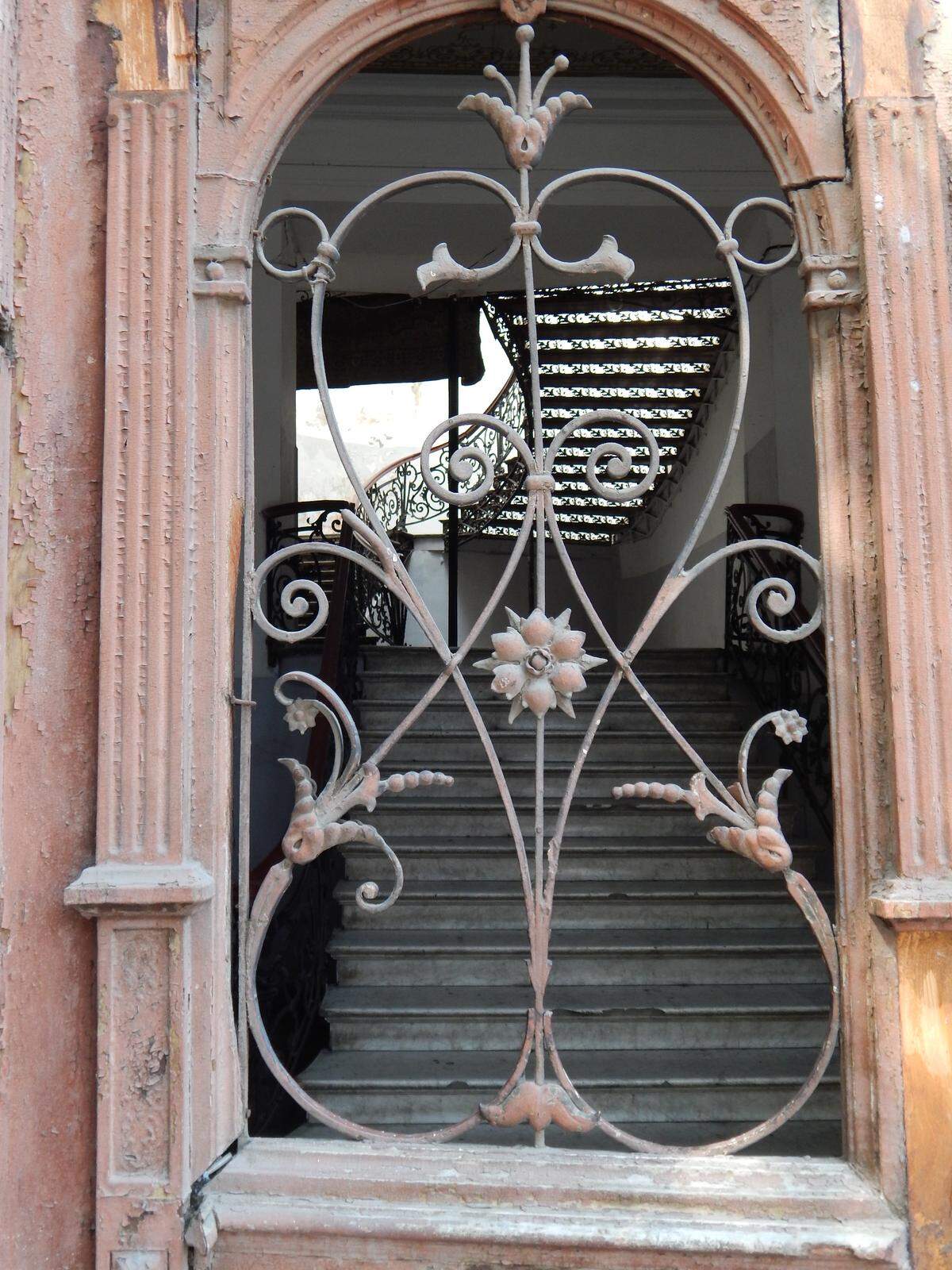 Detalle de una puerta de entrada a una de las casas en Sololaki.