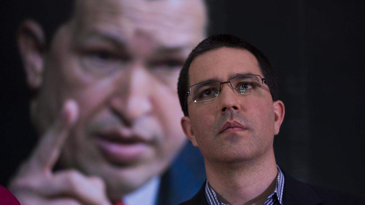 El canciller de Venezuela, Jorge Arreaza, permanece frente a un cartel con la imagen del fallecido presidente venezolano Hugo Chávez, durante un acto en la Embajada de Venezuela el viernes 16 de febrero 2018, en Santo Domingo (República Dominicana). 