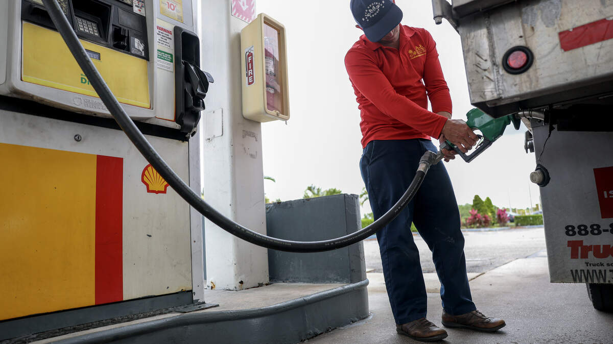 Foto de archivo del camionero Arley Pérez cargando combustible diésel en su camión en una estación Shell, el 10 de abril de 2025, en Miami, Florida.