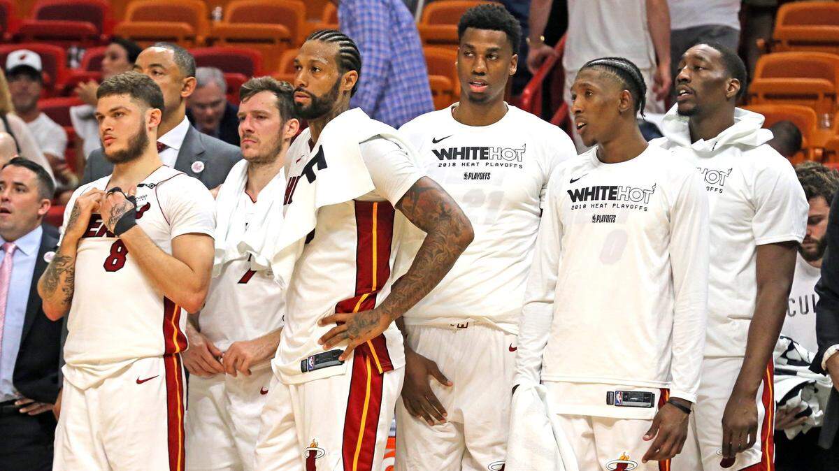 Los titulares del Heat, varios de ellos lesionados, observan desde el banco los últimos segundos del Juego 3 ante los Sixers, el 19 de abril en el American Airlines Arena en Miami.
