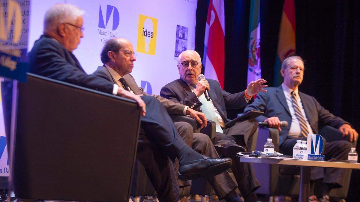 Miguel Ángel Rodríguez, expresidente de Costa Rica; Osvaldo Hurtado, expresidente de Ecuador; Andrés Pastrana, expresidente de Colombia; y Vicente Fox, expresidente de México, durante el IX Diálogo Presidencial sobre la democracia, ciudadanía, migración y Venezuela realizado el 17 de octubre del 2024 en el Wolfson Campus del Miami Dade College en Miami.