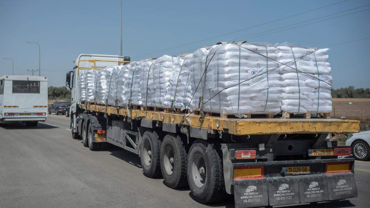 Un camión del Programa Mundial de Comida (WFP), una agencia de la ONU, se dirige a entregar ayuda humanitaria a palestinos en Gaza, carca de Kerem Shalom, Israel, el 21 de mayo de 2025. La ONU ha rechazado trabajar con la cuestionada Fundación Humanitaria para Gaza (GHF), cuyo director renunció el domingo.