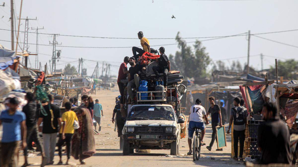 Palestinos desplazados salen del noroeste de Rafah, en el sur de Gaza, el viernes 28 de junio de 2024.