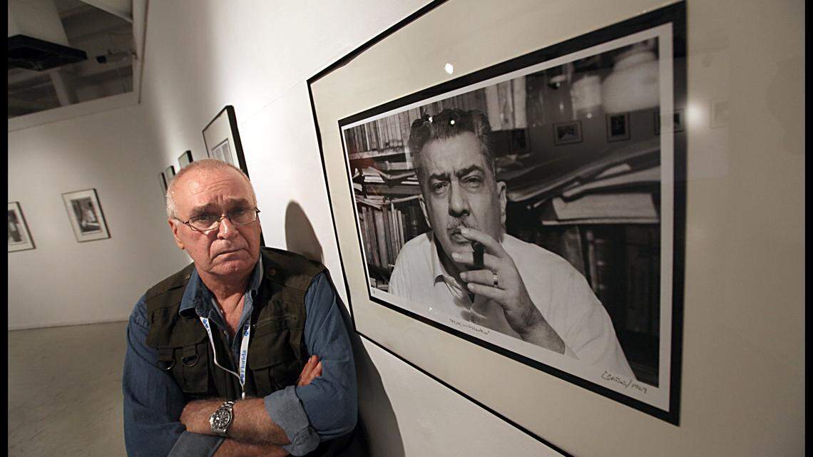 El fotógrafo Iván Cañas junto a una de las imágenes que tomó del escritor José Lezama Lima, en los años 1970 en Cuba. Estas formaron parte de la exposición ‘Lezama Inédito’ en el 2010, en el Wolfson Campus del Miami Dade College.
