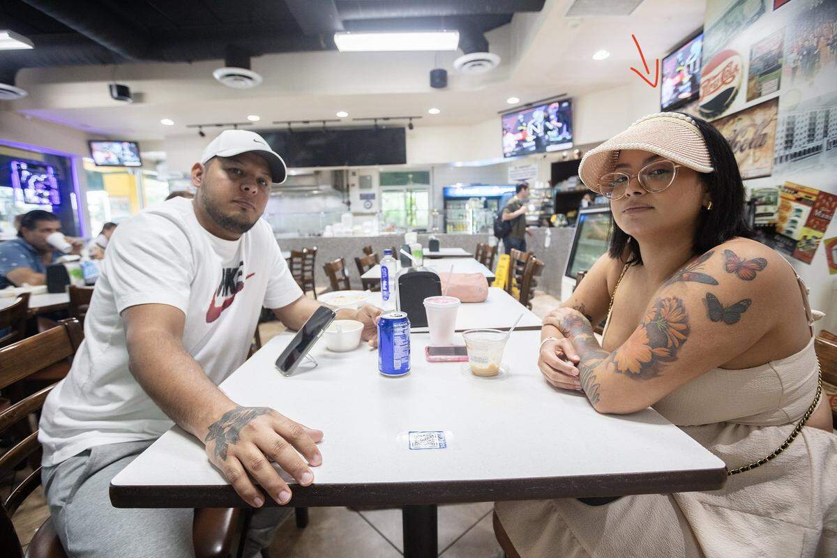 Cristian Mota y Yulyhec Echeverría, de Venezuela, hablan con un reportero del Miami Herald en El Arepazo de Doral, el lunes 29 de julio de 2024, sobre los resultados de las elecciones presidenciales. En medio de denuncias de fraude, Nicolás Maduro fue reelegido como presidente de Venezuela.
