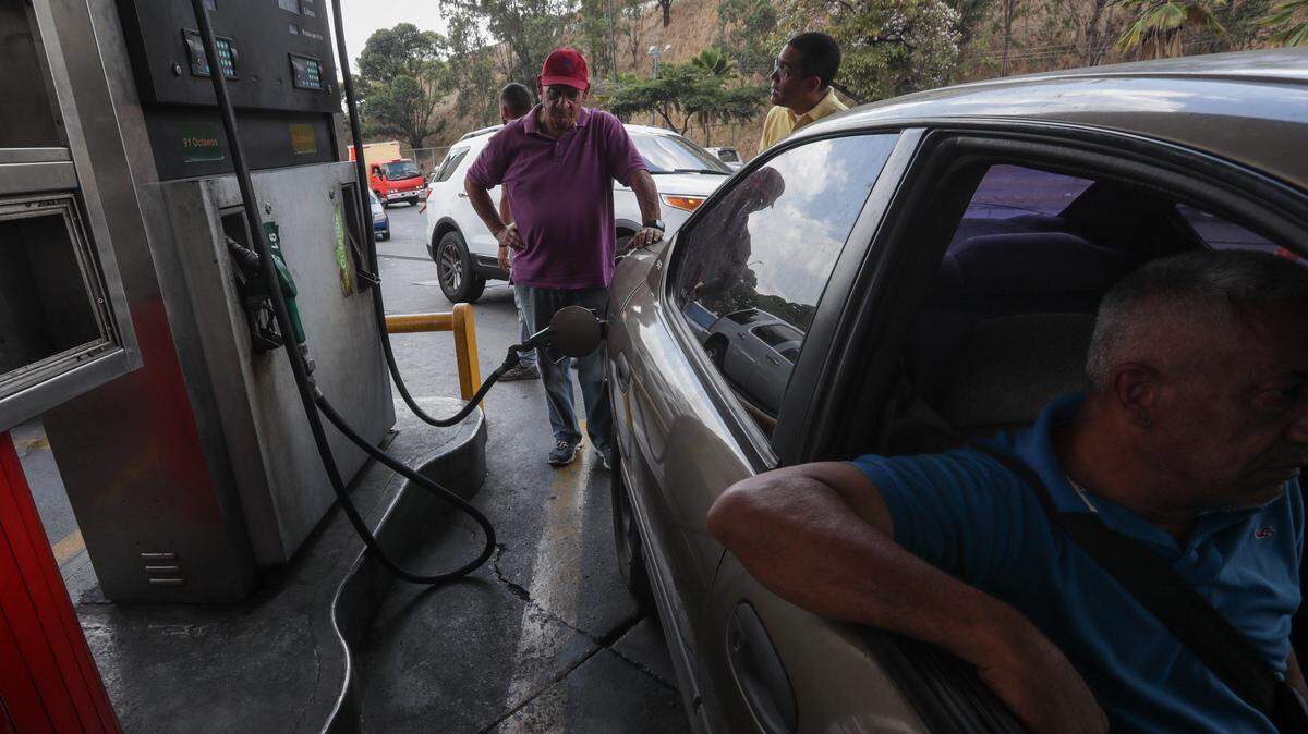 En Caracas se registran colas en las estaciones de servicio de combustible. Varias personas llenan los tanques de sus vehículos.