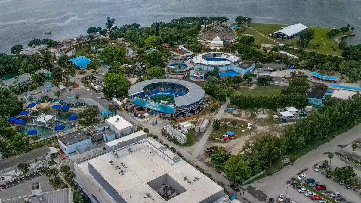 Vista aérea del Miami Seaquarium de agosto de 2023. Esta atracción de temática marina opera bajo un contrato de arrendamiento con el Condado de Miami-Dade para el área costera de propiedad gubernamental de Miami. Un promotor inmobiliario planea reurbanizar el sitio.