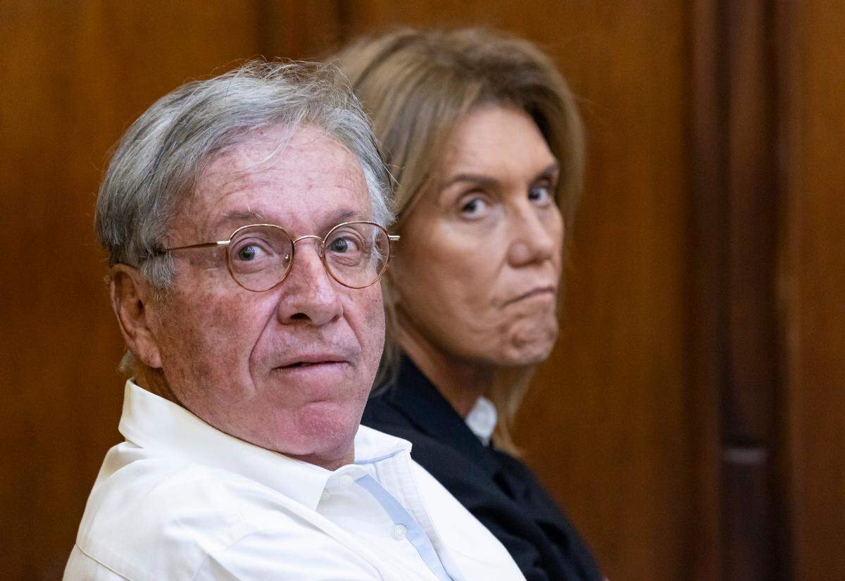 Shlomi Alexander (izquierda) y Orly Alexander asisten a la audiencia de fianza de sus hijos gemelos, Oren y Alon Alexander, de 37 años, en el edificio de justicia Richard E. Gerstein el viernes 13 de diciembre de 2024, en Miami, Florida. Los hermanos enfrentan múltiples cargos estatales y federales, incluidos tráfico sexual y violación.