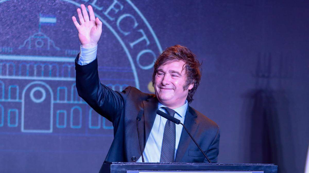 El presidente electo de Argentina, Javier Milei, se dirige a sus seguidores después de ganar el balotaje el domingo 19 de noviembre de 2023, en Buenos Aires.