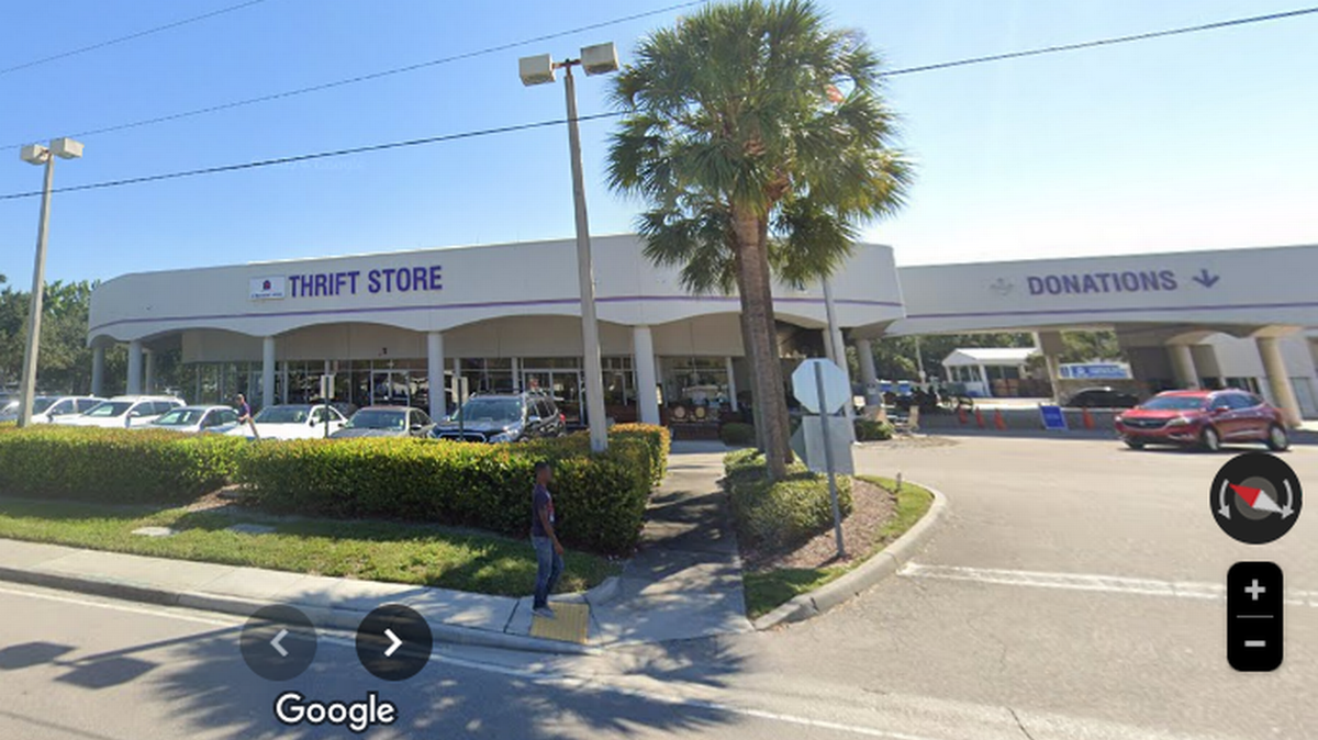 El caos estalla cuando un hombre se estrella con su auto contra los pasillos de la tienda St. Matthew’s House Boutique, en Naples, Florida, hiriendo a seis personas, según la policía del Condado Collier. 