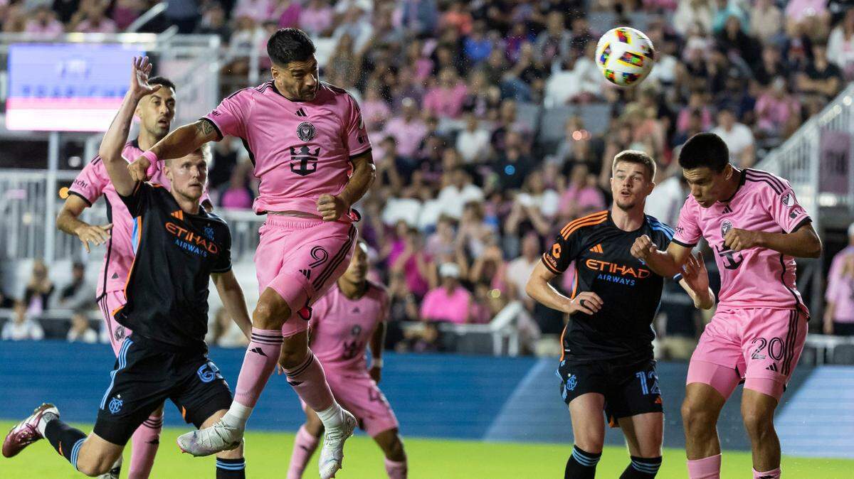 El delantero del Inter Miami Luis Suárez (9) anota un gol ante el New York City, en el primer tiempo del partido celebrado el 30 de marzo de 2024 en el Chase Stadium de Fort Lauderdale, Florida.