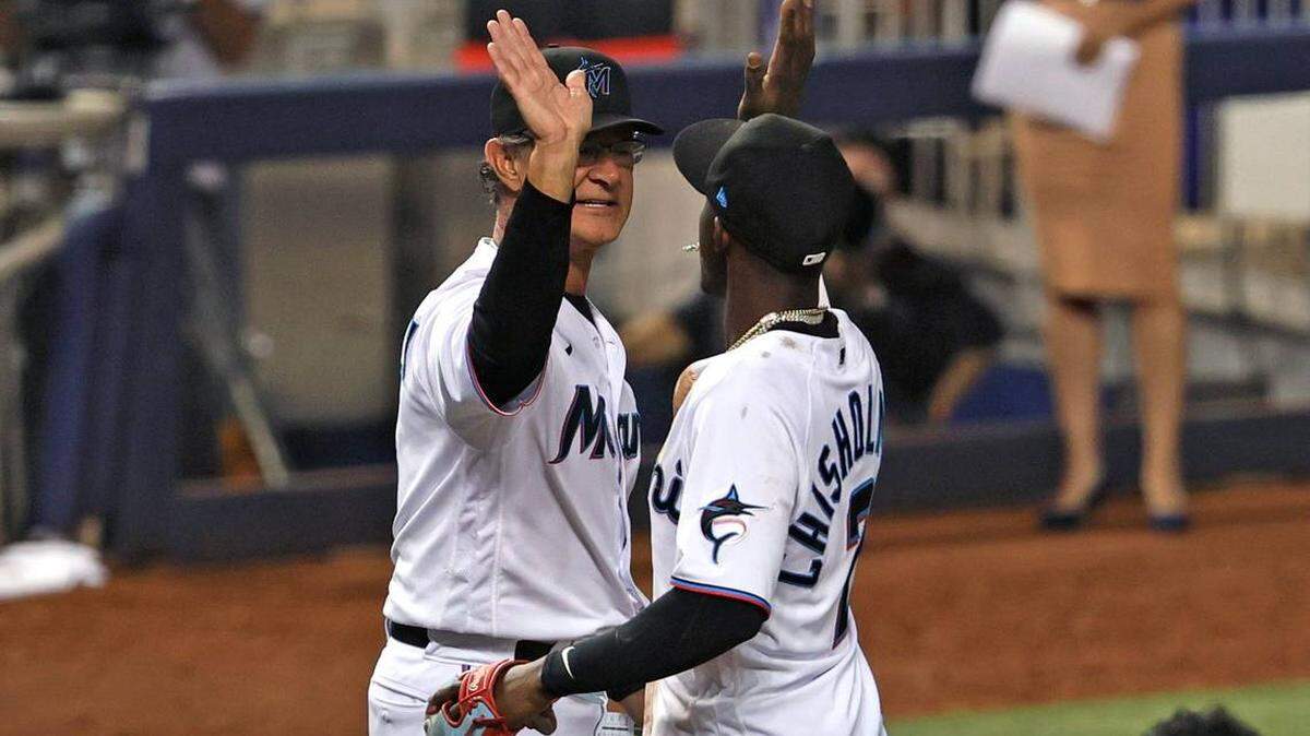 DON MATTINGLY y Jazz Chisholm se saludan tras la victoria de jueves contra los Mets.