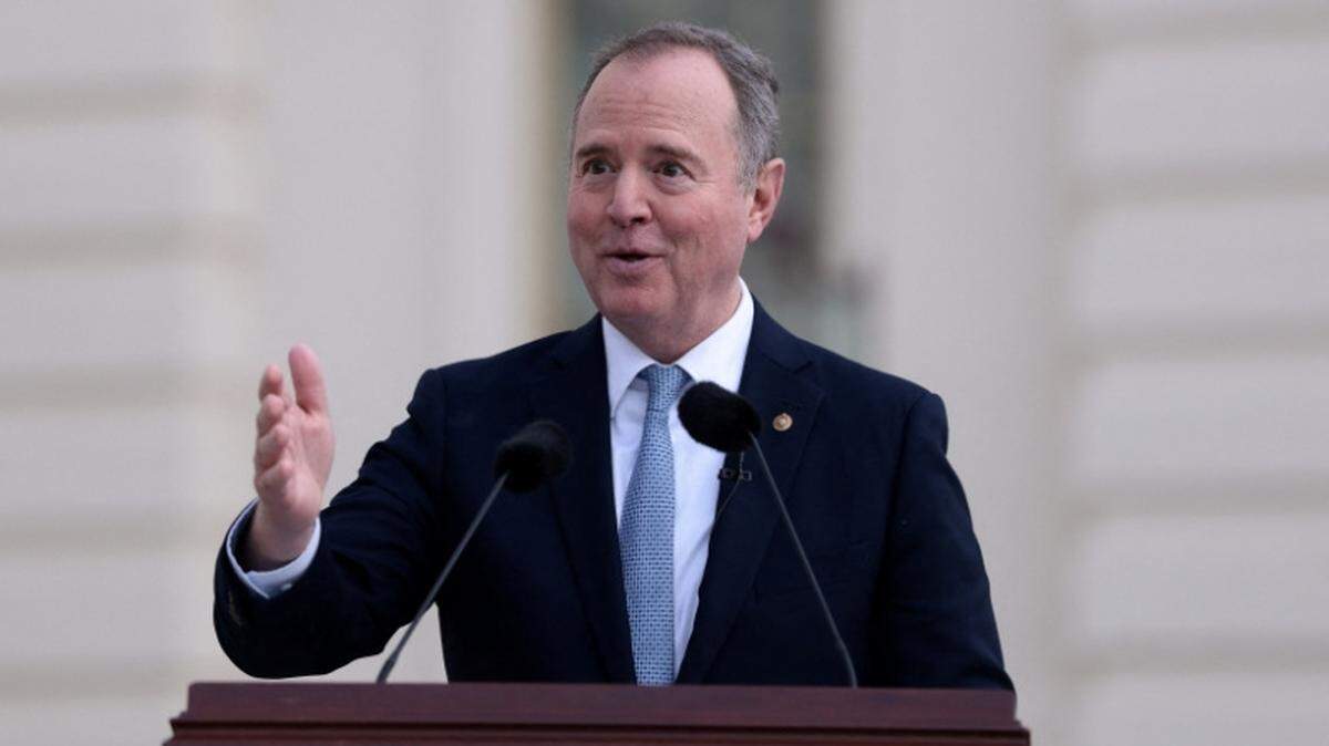 FOTO DE ARCHIVO: El senador estadounidense Adam Schiff (demócrata por California) habla en un evento, mientras participa con miembros del Comité del 6 de enero en homenaje a quienes defendieron el Capitolio de Estados Unidos el 6 de enero de 2021, en Capitol Hill en Washington, D.C., Estados Unidos. 25 de marzo de 2026. REUTERS/Evelyn Hockstein/Archivo