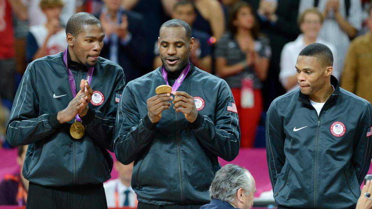 Kevin Durant, LeBron James y Russell Westbrook (de izq. a der.) celebran después de ganar la medalla de oro en la final del basquetbol masculino contra España en los Juegos Olímpicos de Londres, el 11 de agosto de 2012.