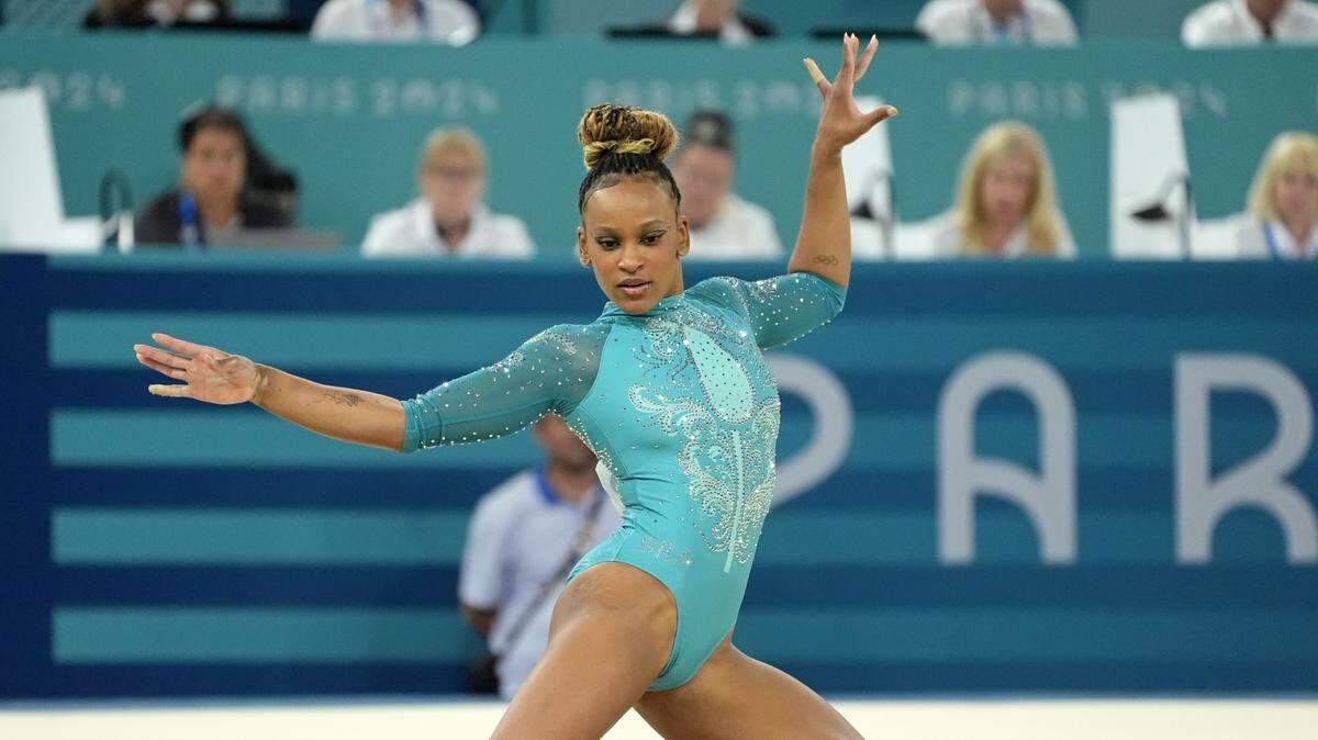 Rebeca Andrade de Brasil compite en la categoría de gimnasia artística de ejercicios de suelo, el 5 de agosto de 2024, en París. Andrade conquistó la medalla de oro en el evento.