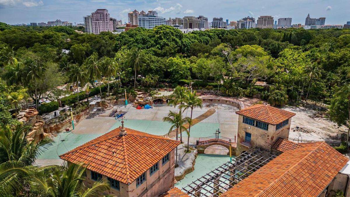 Vista aérea de la Venetian Pool en Coral Gables, que actualmente está en proceso de renovaciones, el martes 22 de julio de 2025. La piscina ha estado cerrada al público desde octubre de 2024 y ahora se encuentra en obras de renovación. Pedro Portal pportal@miamiherald.com
