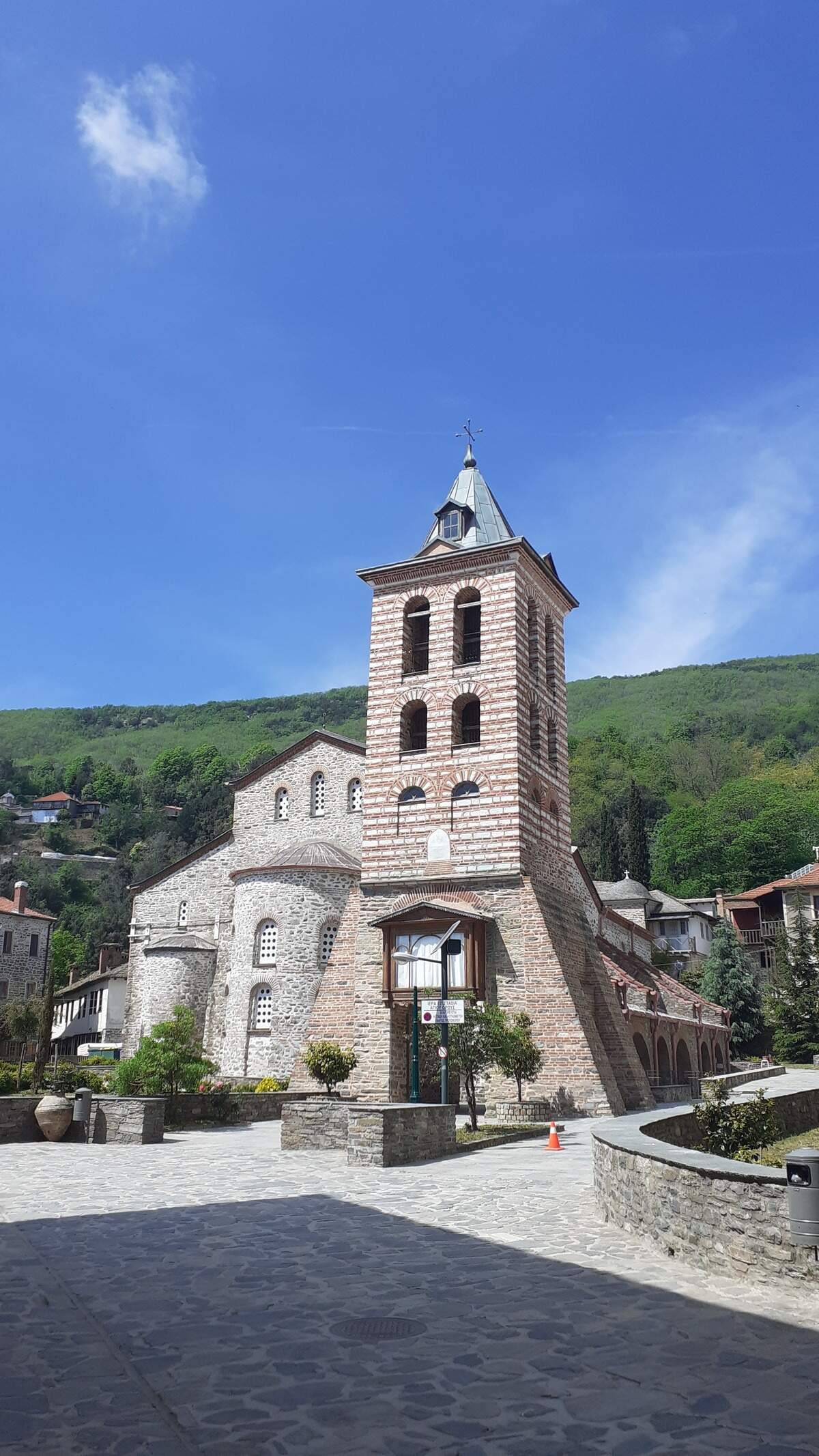 La iglesia Protaton del siglo X, en Karyes, la capital, donde está la sede del gobierno en que se reúnen los representantes de los veinte monasterios del país.