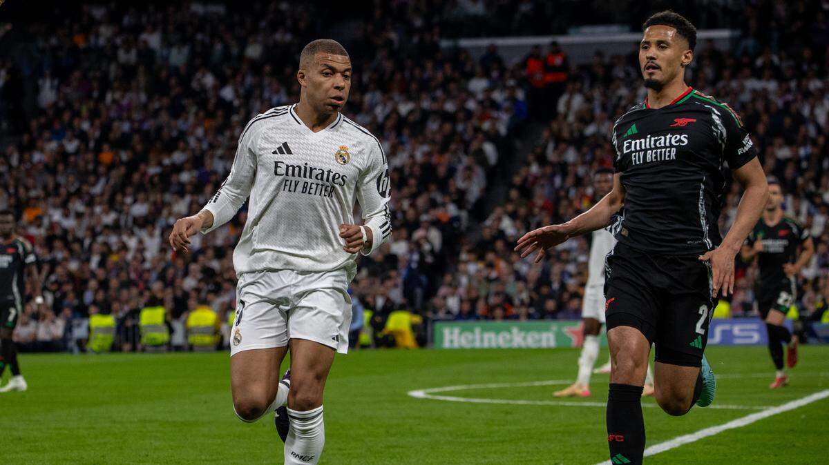 El astro del Real Madrid Kylian Mbappé (izq.) y William Saliba, del Arsenal, se preparan para un tiro de esquina en el partido de vuelta de los cuartos de final de la Liga de Campeones, celebrado el 16 de abril de 2025 en Madrid.