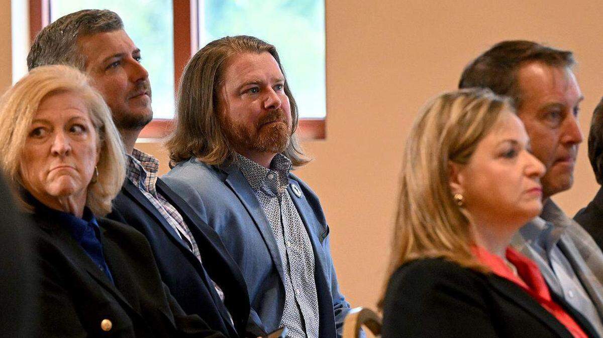 Adam Johnson, tercero desde la izquierda, asiste a una conferencia de prensa ofrecida por el gobernador Ron DeSantis en julio de 2025. Johnson se postuló para el puesto de comisionado del Condado Manatee.