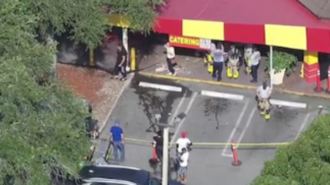 Automóvil se estrella contra restaurante Palacio de los Jugos: tres personas hospitalizadas y fuga de gas