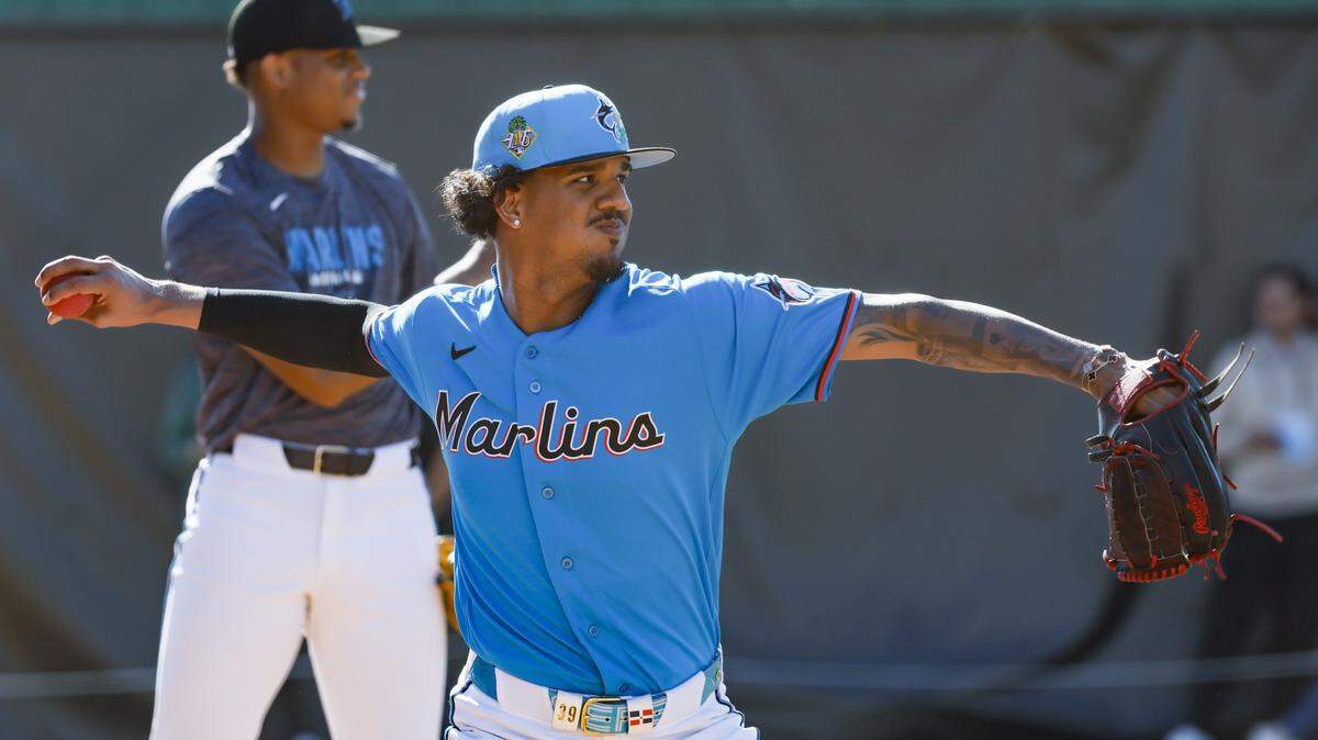 El derecho de los Marlins Eury Pérez lanza en el primer día del entrenamiento de primavera, el 11 de febrero de 2026 en el Roger Dean Chevrolet Stadium en Jupiter, Florida. 
