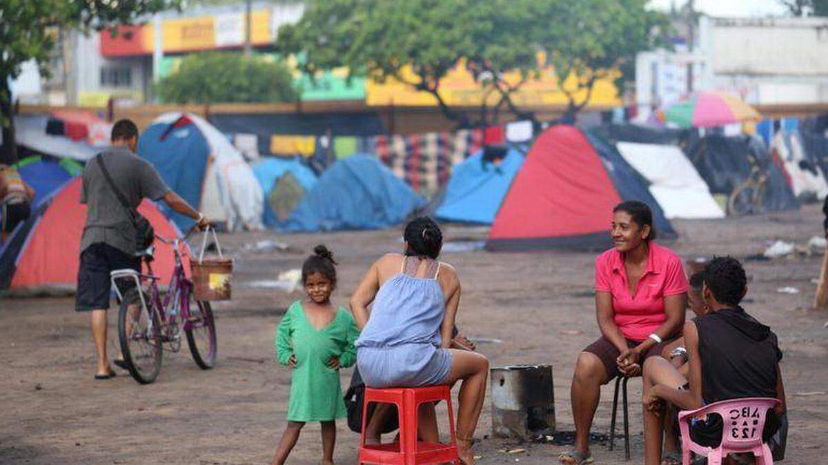 Refugiados venezolanos en la plaza Simón Bolívar el jueves 3 de mayo de 2018, en la ciudad de Boa Vista, capital del estado de Roraima (Brasil). Unos 6,000 venezolanos están en una situación de "vulnerabilidad" en Boa Vista, punto de llegada para muchos de los que huyen de la crisis en ese país caribeño.