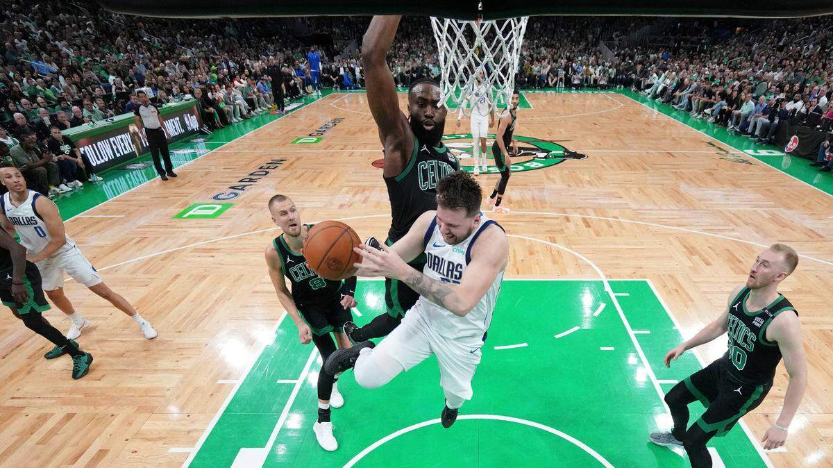 El jugador de los Celtics Jaylen Brown bloquea un tiro de Luka Doncic, de los Mavericks de Dallas, en el segundo partido de las Finales de la NBA, celebrado el 9 de junio de 2024 en Boston.