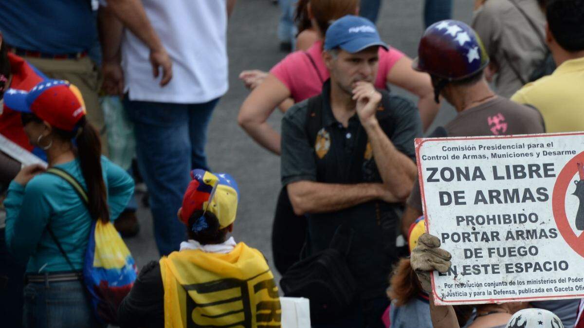 Miles de opositores marchan este sábado en Caracas hacia instalaciones militares, exigiendo el fin de lo que denuncian como una “brutal represión” contra las protestas en rechazo al presidente Nicolás Maduro.