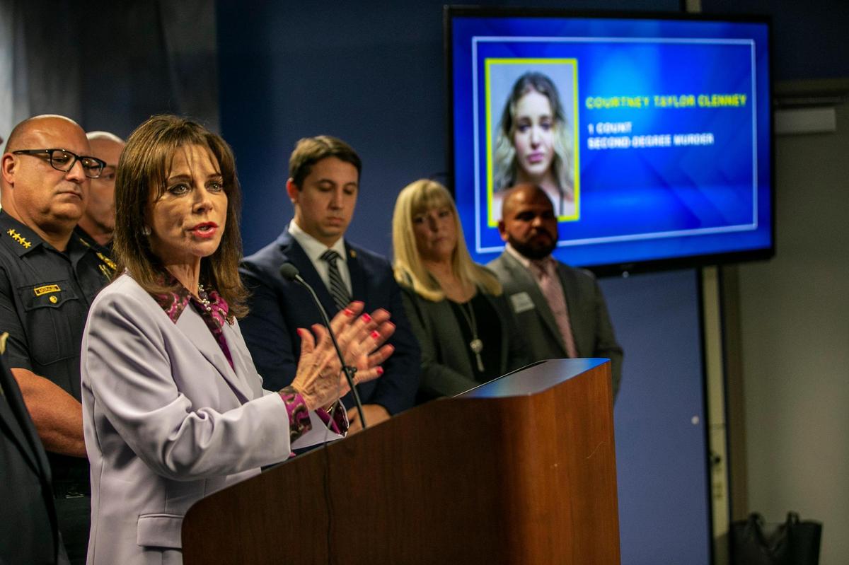La fiscal estatal del condado de Miami-Dade, Katherine Fernandez Rundle, reveló la orden de arresto contra la modelo Courtney Clenney el jueves, un día después de que los alguaciles estadounidenses la arrestaran en Hawái, por el homicidio de Christian Obumseli, el pasado 03 de abril en Miami, el jueves 11 de agosto de 2022.