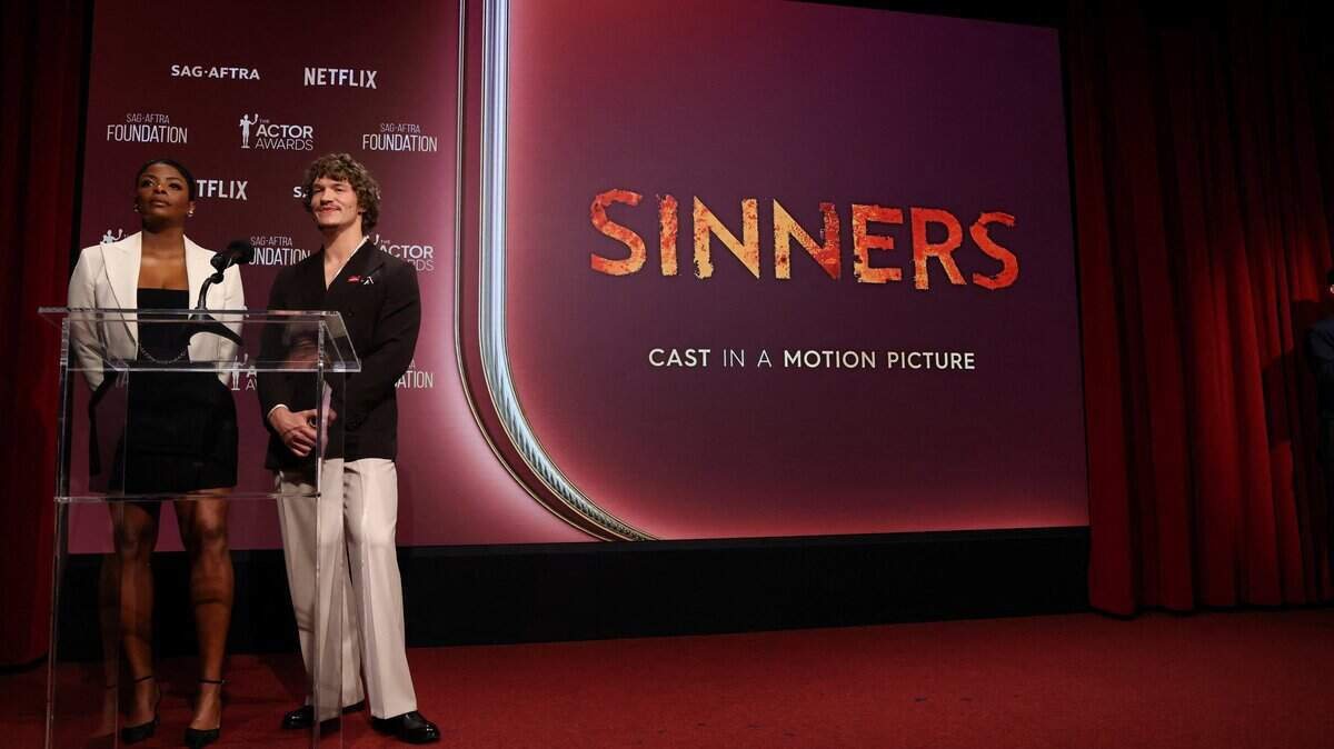 La actriz estadounidense Janelle James y el actor estadounidense Connor Storrie anuncian a “Sinners” como nominada a Mejor Reparto en una Película durante el anuncio de las nominaciones de la 32ª edición de los Premios del Sindicato de Actores (SAG Awards), celebrado en el teatro Tom Hanks & Rita Wilson de la Fundación SAG-AFTRA, en Los Ángeles, el 7 de enero de 2026.