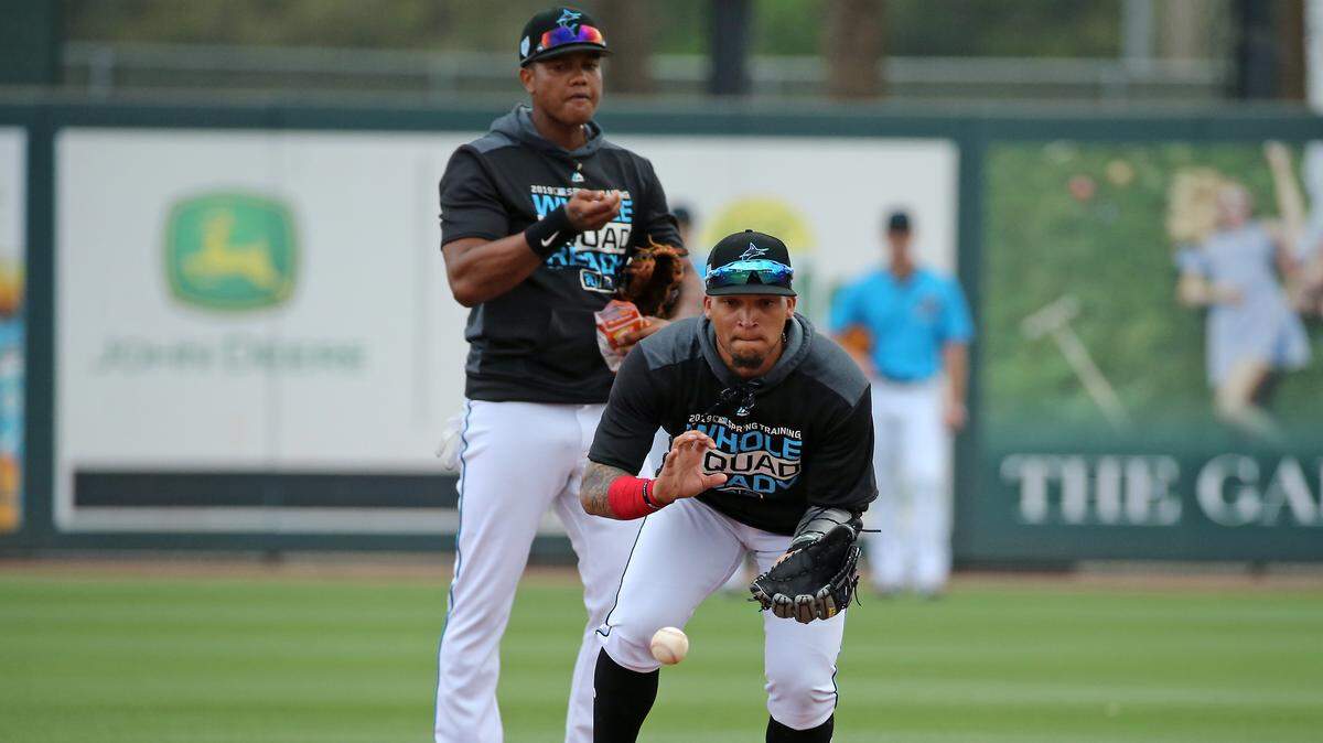 Isán Díaz es contemplado por Starlin Castro durante un entrenamiento de la primavera el martes 26 de febrero de 2019 en Jupiter, Florida.