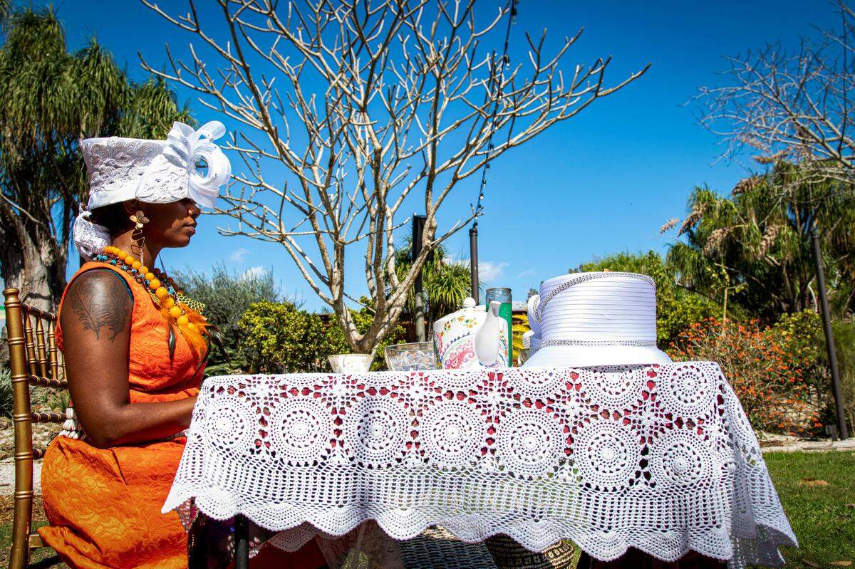 La actuación Rose Water de Michelle Grant-Murray, coreógrafa establecida en Miami, junto con cinco talentosos bailarines de Miami, es una extraordinaria obra de danza inspirada en la práctica heredada de los baños de agua de rosas caseros.