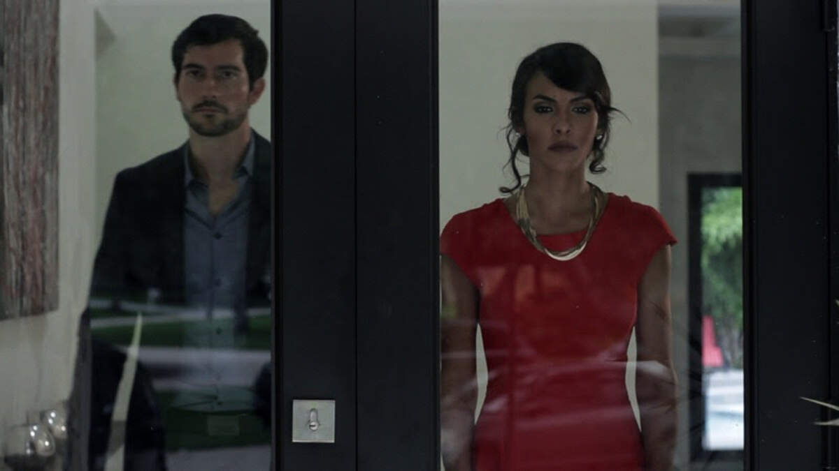 Una escena de ‘Ellas’ con Fabián Brando y Lyanne Morales.