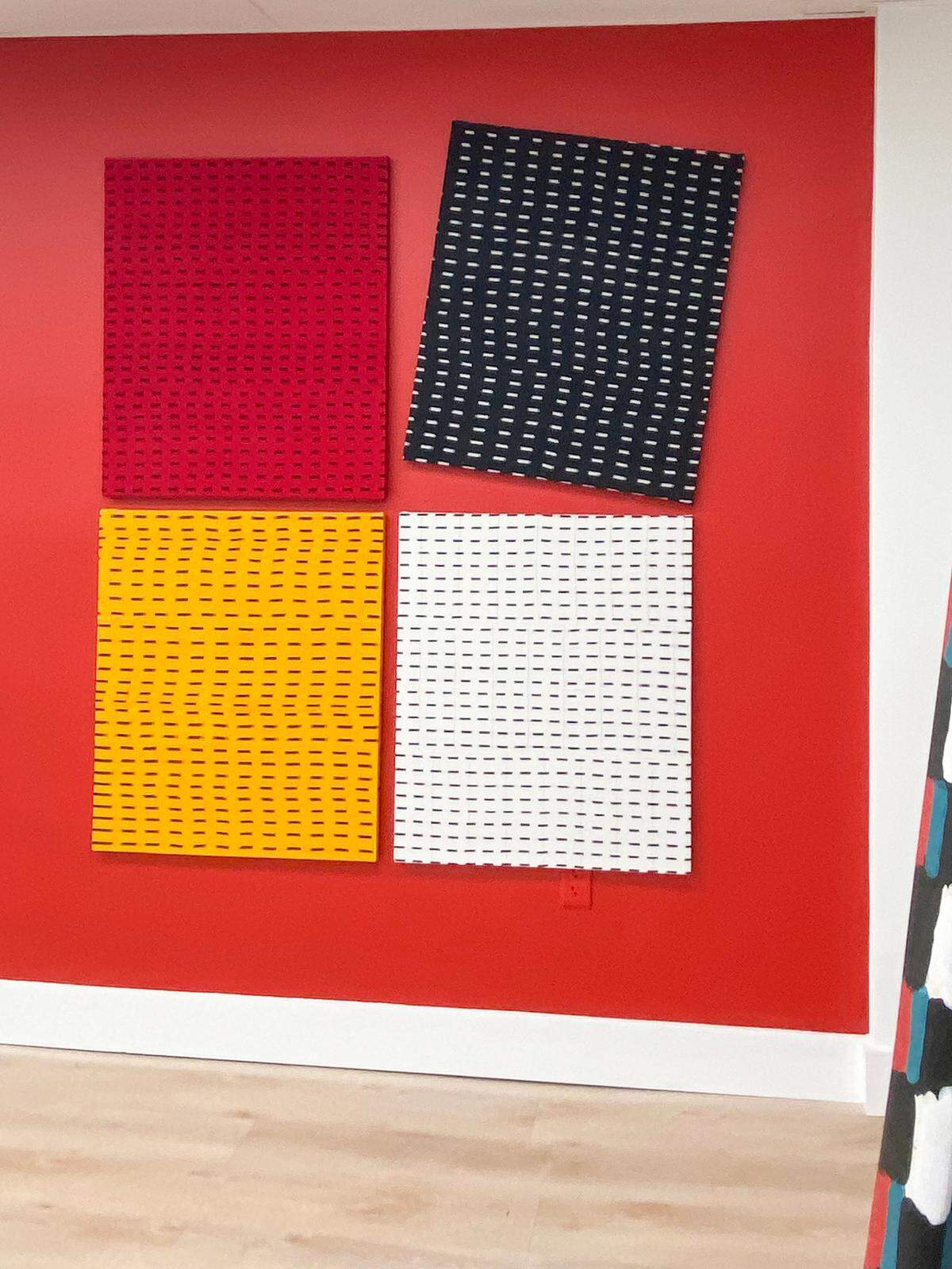 ‘Fuego’, 2019, de Antonio Pichillá Quiacaín (Guatemala, 1982), hilos sobre madera, 70.8 x 47.2 x 1.5 pulgadas.