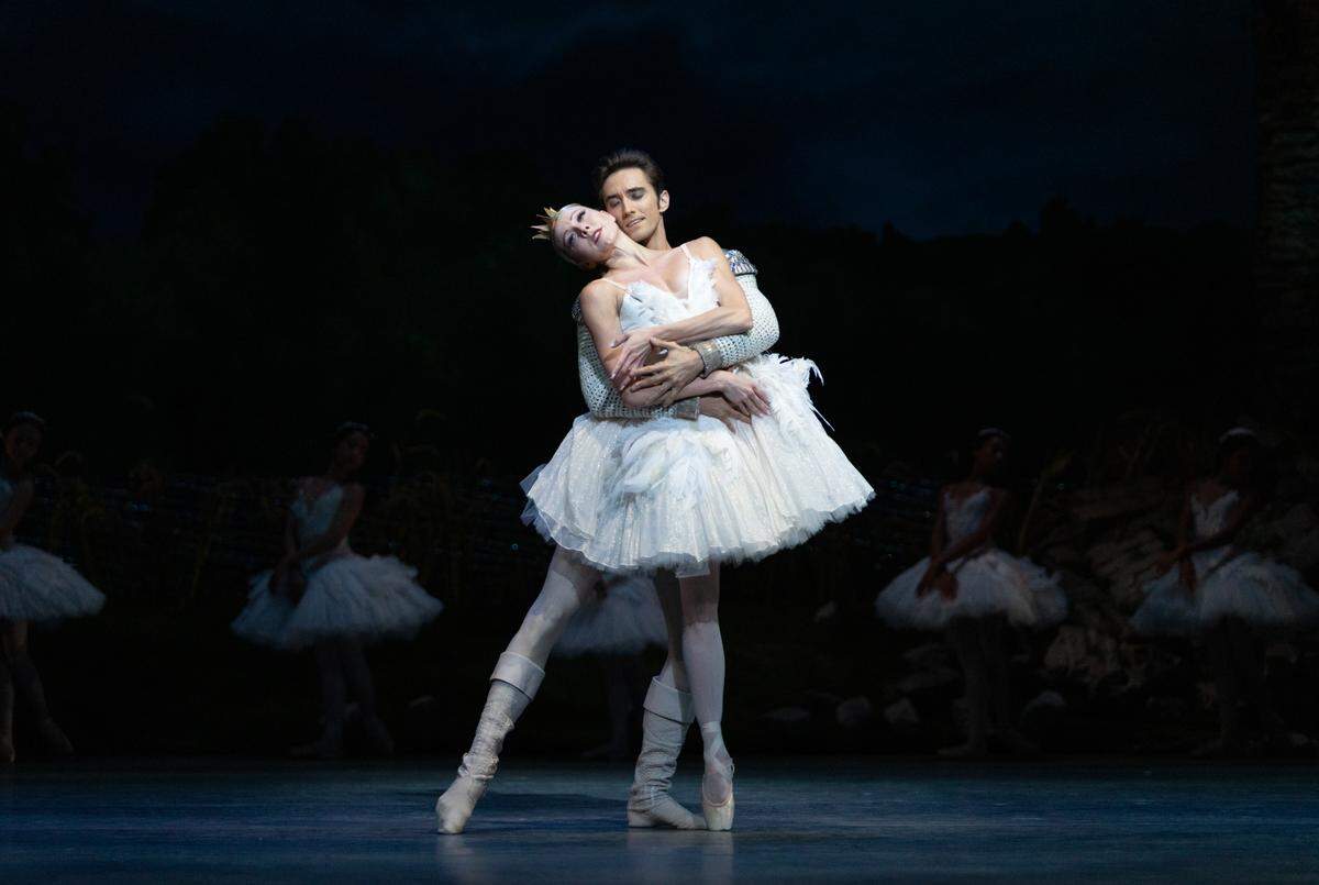 Dawn Atkins y Stanislav Olshanskyi como Odette y Principe Sigfrido en la segunda escena del primer acto “El Lago de los Cisnes” de Alexei Ratmansky. 