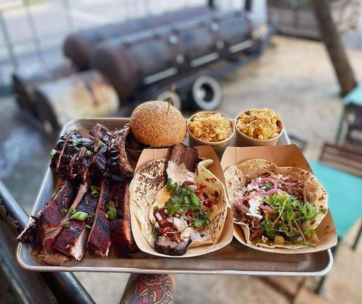 Hometown BBQ, en Allapattah, es original de Brooklyn. El espacio cubierto al aire libre cuenta con una barra completamente equipada con un menú de bebidas importante.