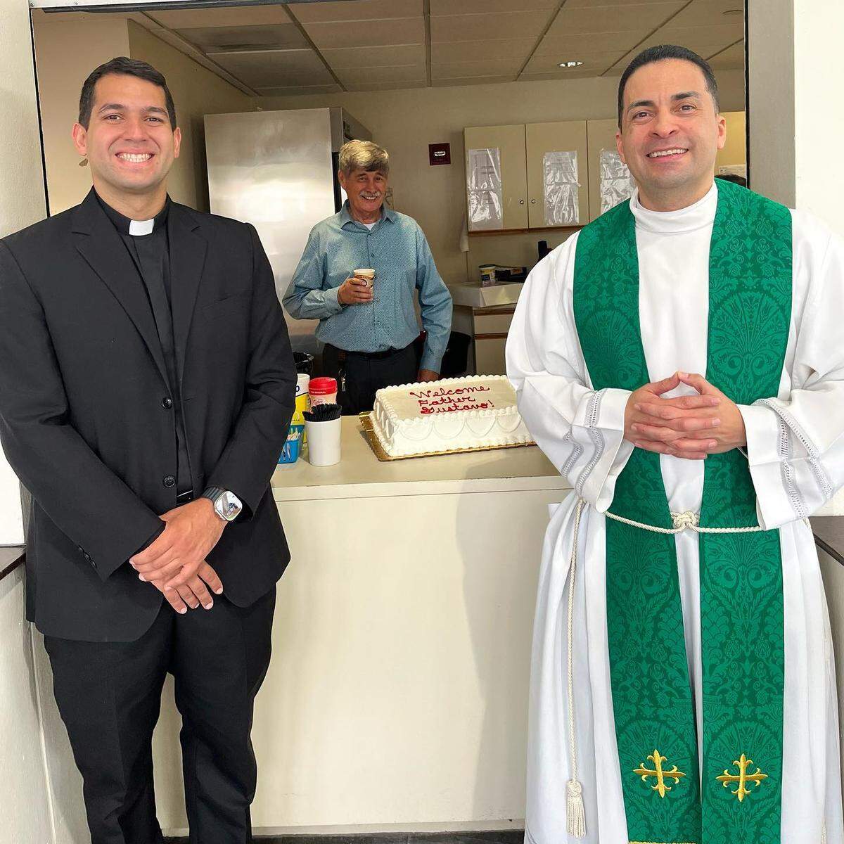 El Padre Gustavo Santos tras ser designado vicario parroquial de St. John Neumann Catholic Church, en Miami, en 2023.