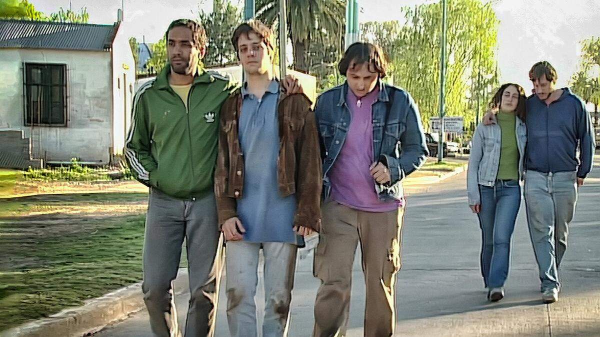 En Netflix la serie argentina ‘Okupas’ (2000) historia marginal en la que cuatro jóvenes sin trabajo se unen para afrontar experiencias límites.