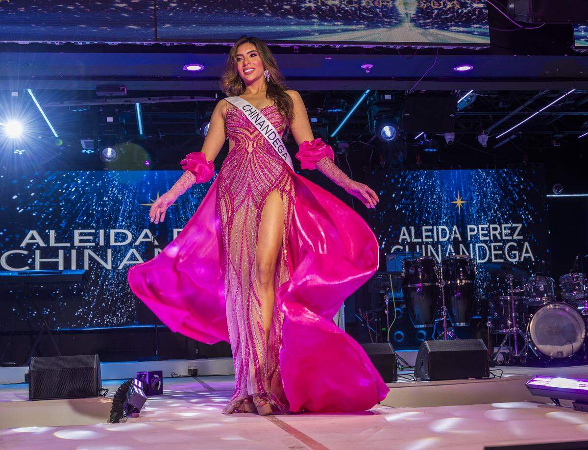 Aleida Pérez, con la banda de Chinandega, es una de las 13 candidatas que puede ser coronada Miss Universe Nicaragua en el James L. Knigth Center de Miami el 4 de septiembre. Esta es la primera vez que el exilio nicaragüense puede asistir en Miami a una gala de coronación de su representante al certamen de Miss Universo.