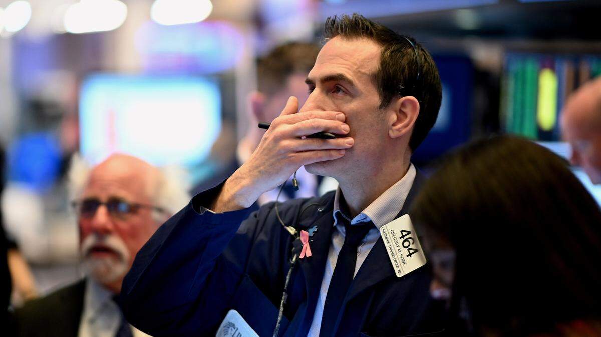Corredores de la Bolsa de Valores de Nueva York (NYSE) comienzan la jornada de compra-venta el lunes, 16 de marzo de 2020, en Nueva York. Las preocupaciones por el impacto del coronavirus hizo que las bolsas globales cayeran fuertemente.