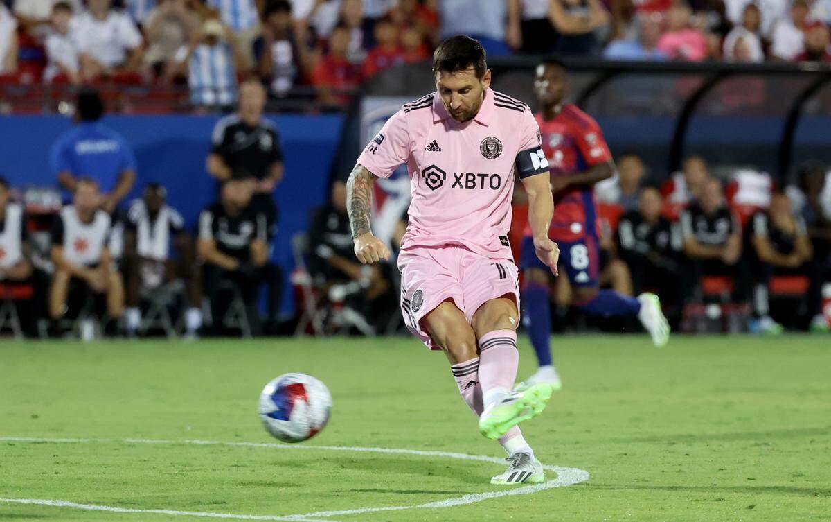 El delantero del Inter Miami Lionel Messi anota un gol en el partido contra FC Dallas en la Leagues Cup, celebrado el 6 de agosto de 2023 en el Toyota Stadium en Frisco, Texas.