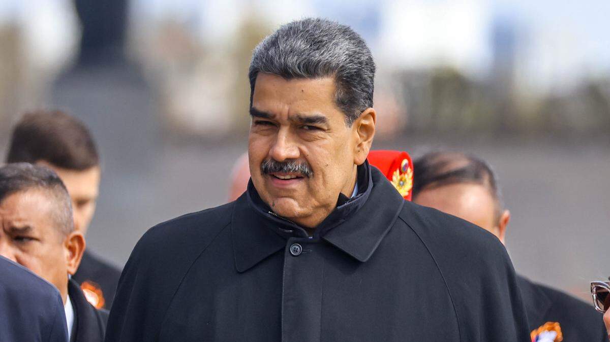 Nicolás Maduro, presidente de Venezuela, participa en ceremonia de homenaje en San Petersburgo el 10 de mayo de 2025.